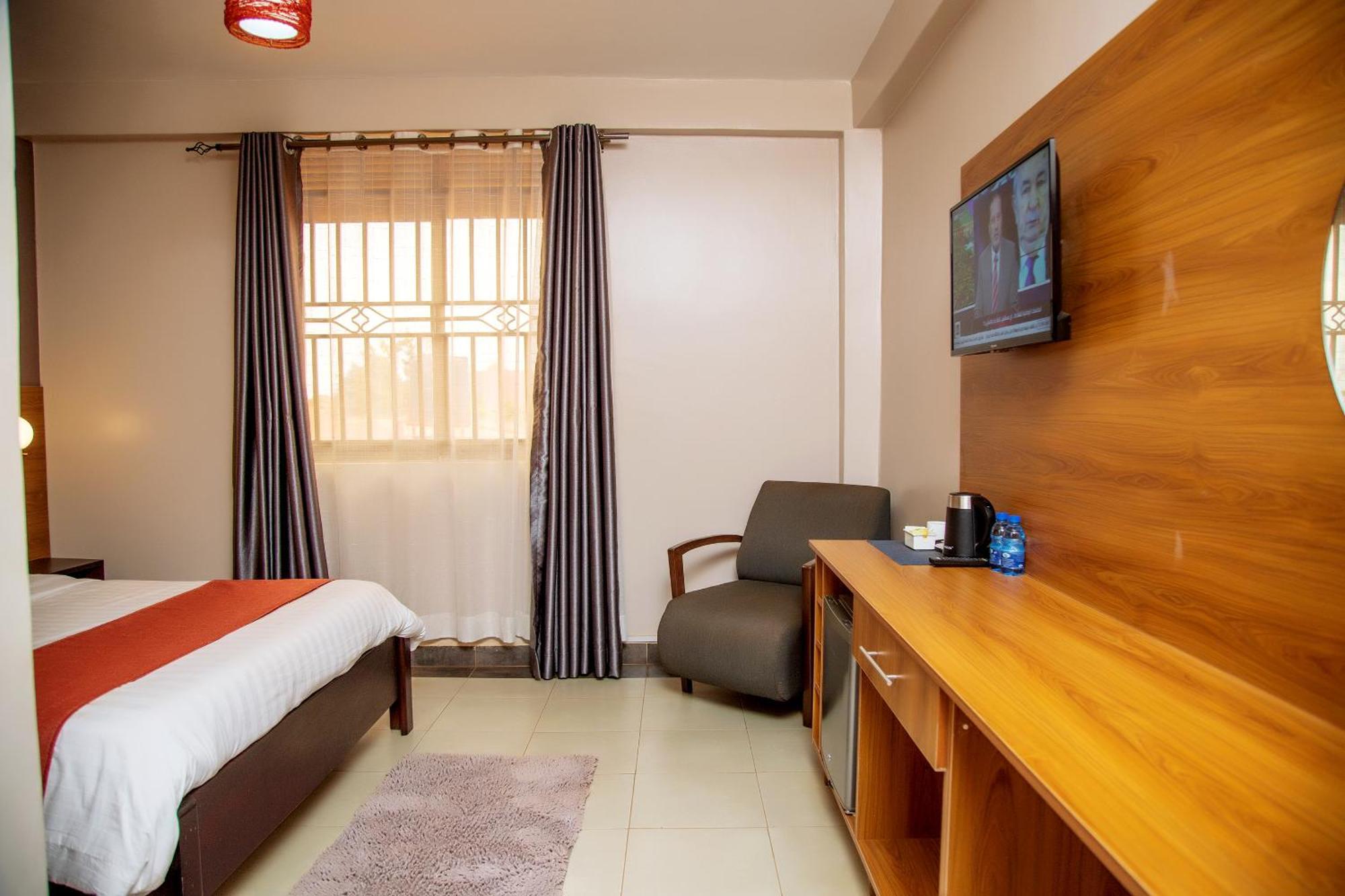 Blue Berries Hotel Entebbe Buitenkant foto
