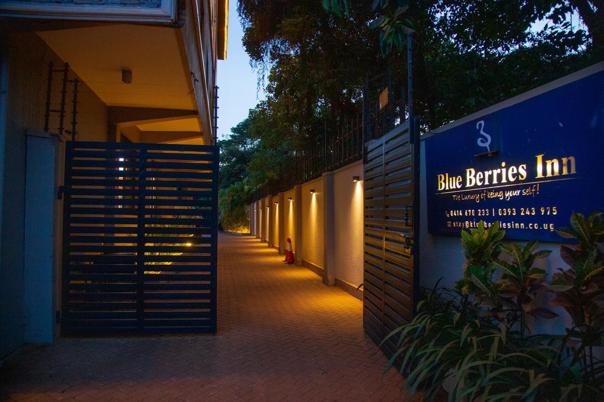 Blue Berries Hotel Entebbe Buitenkant foto
