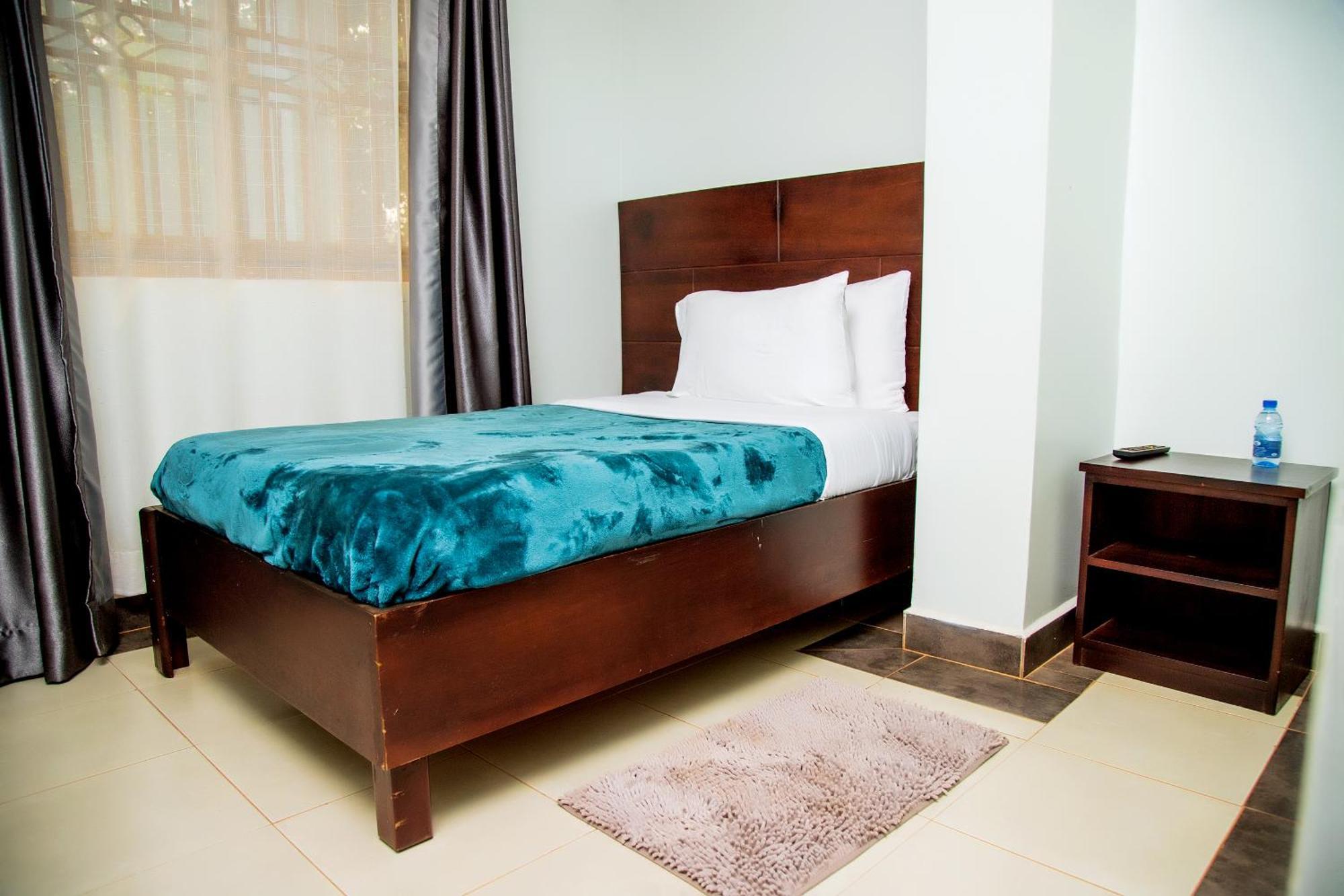 Blue Berries Hotel Entebbe Buitenkant foto