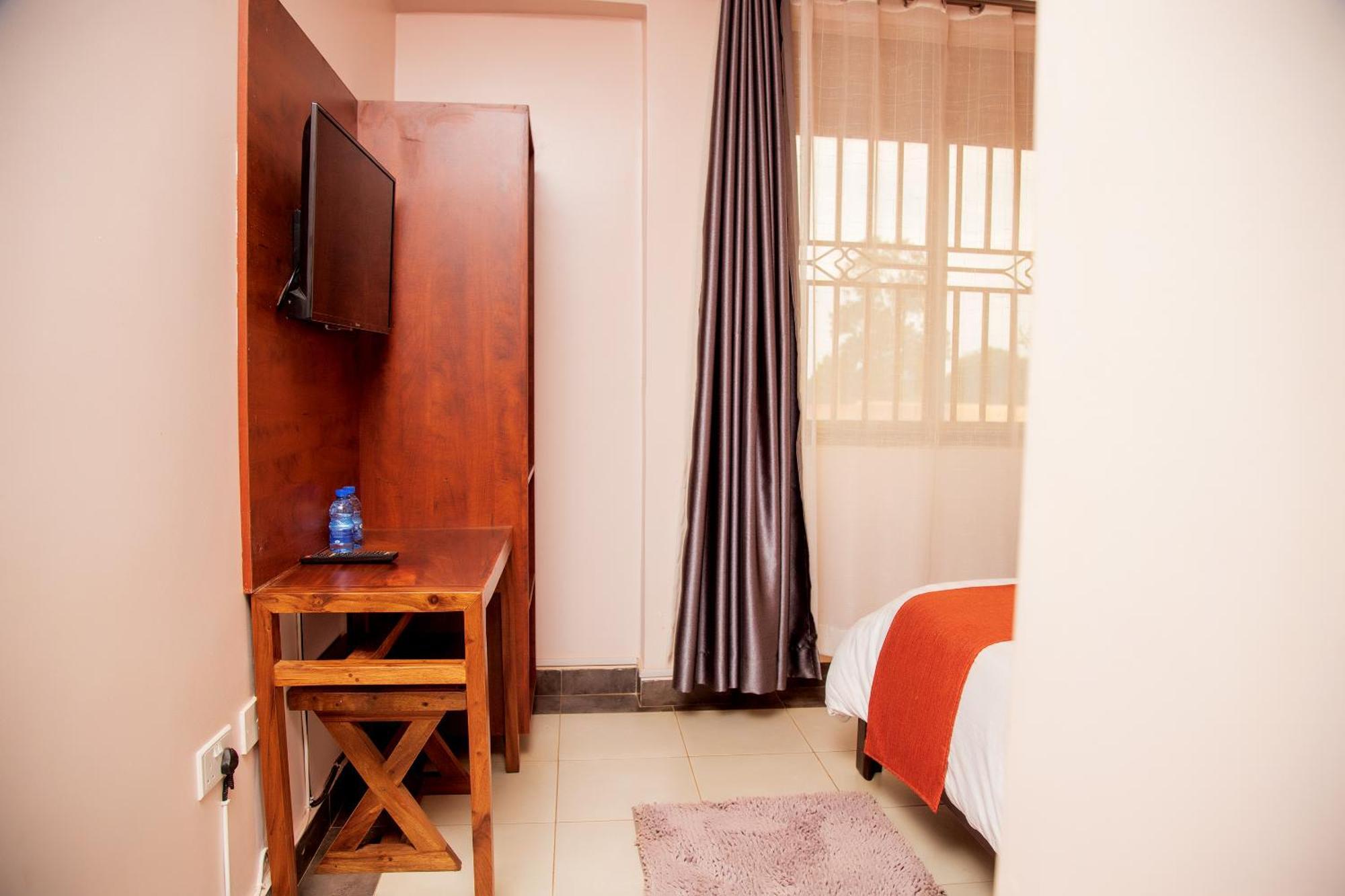 Blue Berries Hotel Entebbe Buitenkant foto